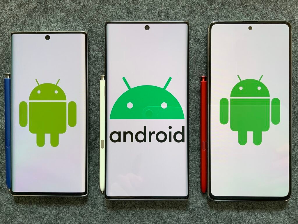 Several Samsung Galaxy Note Android phones side by side